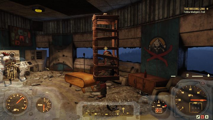 Po wykonaniu zadania Siła Sygnału będziesz mógł dostać się na piętro, w którym przebywa Madigan - okaże się, że już nie żyje, ale robot imieniem Rose stwierdzi, że przekaże ci wiedzę Madigana, jeśli wykonasz dla niego dwa zadania - Brakujące ogniwo - Solucja do Fallout 76 - Fallout 76 - poradnik do gry