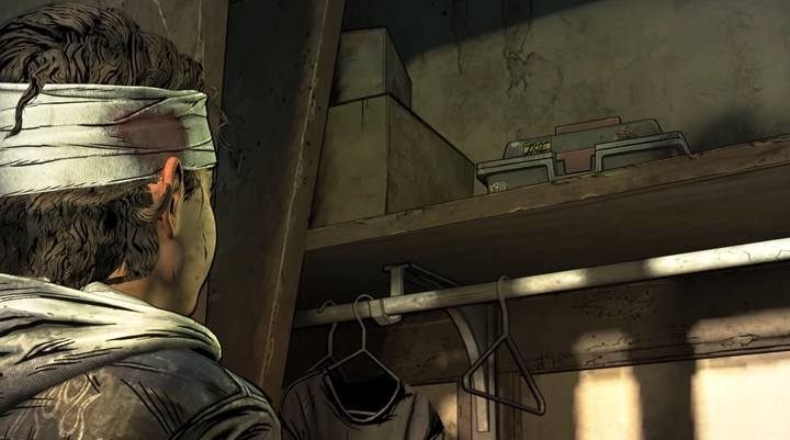 Zbadaj zawartość szafy i z pomocą krzesła ściągnij skrzynkę z górnej półki - Rozdział 1 - Epizod 1 Done Running - Solucja The Walking Dead The Final Season - The Walking Dead The Final Season - poradnik do gry