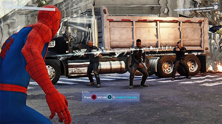 Gdy dotrzecie na miejsce, będziecie świadkami scenki, w której policja będzie osaczona przez grupkę przestępców - Marvels Spider-Man: Oczyszczenie drogi (Clearing the Way) - solucja, opis przejścia - Marvels Spider-Man - poradnik do gry