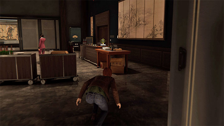 Poczekajcie teraz, aż kobieta będzie patrzyła w inną stronę i przejdźcie do szafek po prawej stronie - Marvels Spider-Man: Nie dotykać eksponatów (Dont Touch the Art) - solucja, opis przejścia - Marvels Spider-Man - poradnik do gry