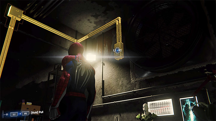 Podejdźcie do mapy na skrzyni i zbadajcie ją - Marvels Spider-Man: Podążanie za śladem (Picking up the Trail) - solucja, opis przejścia - Marvels Spider-Man - poradnik do gry