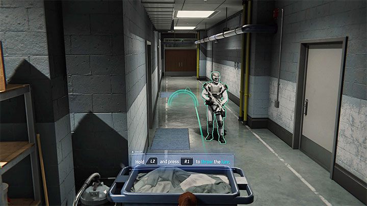 Schowajcie się za kosz i odwróćcie uwagę najemnika Sable z pomocą czujnika (dla przypomnienia - na padzie L2 służy do wybierania miejsca lądowania, a R1 do wykonania rzutu) - Marvels Spider-Man: Wstąp w me progi... (Step Into My Parlour...) - solucja, opis przejścia - Marvels Spider-Man - poradnik do gry