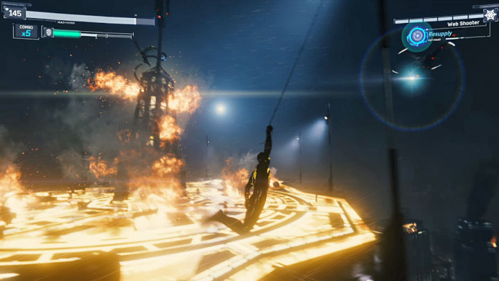 Po jednym z Waszych kontrataków boss po raz pierwszy wskoczy na wieżę i podpali dach wieżowca - Marvels Spider-Man: Wojna i pokój (Pax in Bello) - solucja, opis przejścia - Marvels Spider-Man - poradnik do gry