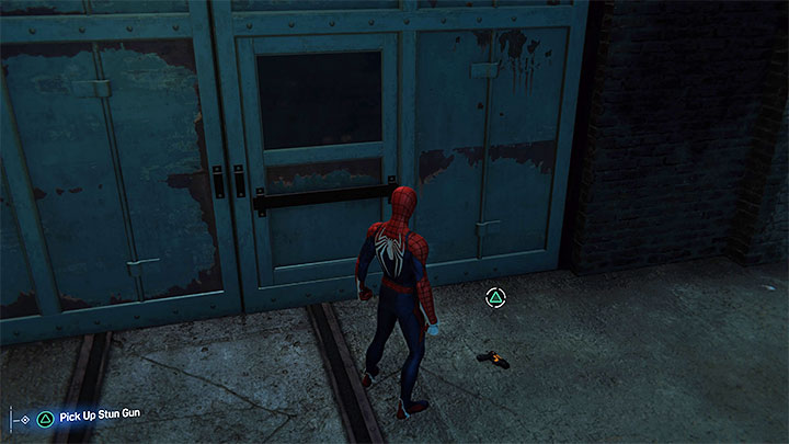 Zeskoczcie na dół i zbadajcie dużą zamkniętą bramę - Marvels Spider-Man: Zawiła sprawa (Wheels within Wheels) - solucja, opis przejścia - Marvels Spider-Man - poradnik do gry