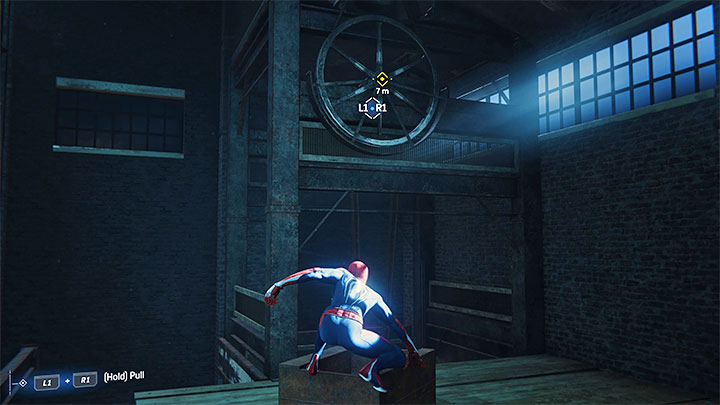 Poczekajcie, aż policjant wejdzie do windy i skorzystajcie z kołowrotka nad nim, by wciągnąć go do góry - Marvels Spider-Man: Zawiła sprawa (Wheels within Wheels) - solucja, opis przejścia - Marvels Spider-Man - poradnik do gry