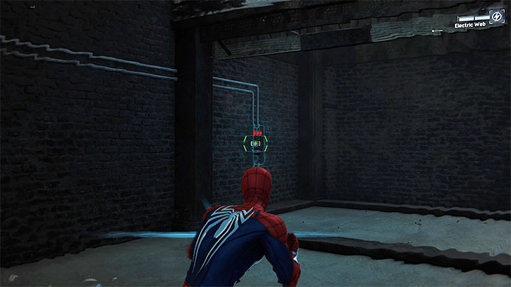 Zeskoczcie na dół, podnieście jedną z wind (kołowrotkiem) i strzelcie w odsłoniętą skrzynkę (powyższy obrazek) - Marvels Spider-Man: Zawiła sprawa (Wheels within Wheels) - solucja, opis przejścia - Marvels Spider-Man - poradnik do gry