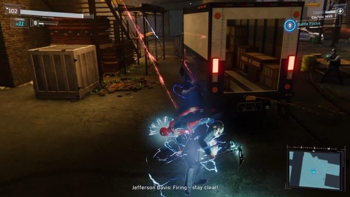 Czeka Was walka ze sporą liczbą wrogów - korzystajcie z odblokowanego niedawno gadżetu, by porażać przeciwników prądem - Marvels Spider-Man: Zawiła sprawa (Wheels within Wheels) - solucja, opis przejścia - Marvels Spider-Man - poradnik do gry