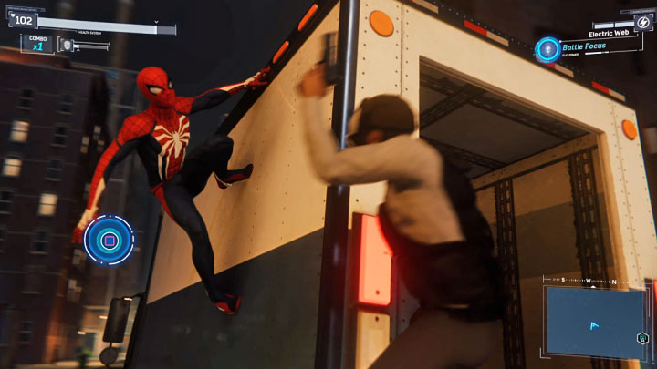 Przechodźcie na boki ciężarówki żeby chwytać wrogów (wciskanie Kwadratu na padzie) - Marvels Spider-Man: Zawiła sprawa (Wheels within Wheels) - solucja, opis przejścia - Marvels Spider-Man - poradnik do gry