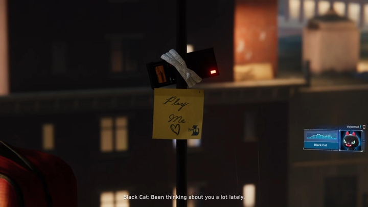 Po dotarciu na dach obejrzyjcie filmik, w którym Czarna Kotka (Black Cat) rzuci wyzwanie Peterowi, by ją odszukał - Marvels Spider-Man: Zagadka (Stakeout); Na sofce (Couch Surfing) - solucja, opis przejścia - Marvels Spider-Man - poradnik do gry