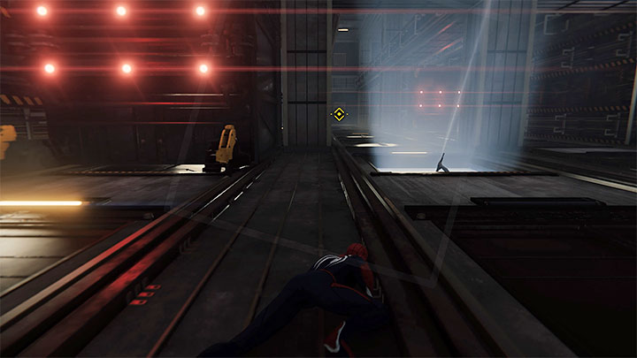 Musicie uniknąć zmiażdżenia przez jadącą windę i w tym celu ustawcie się pomiędzy szybami (przykład na obrazku) - Marvels Spider-Man: Z deszczu pod rynnę... (Up the Water Spout...) - solucja, opis przejścia - Marvels Spider-Man - poradnik do gry