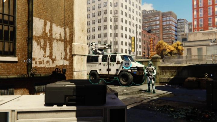 Omińcie strażnika z prawej strony - uważajcie, by nie nadepnąć szkło na ziemi - Marvels Spider-Man: Pierwszy dzień (First Day) - solucja, opis przejścia - Marvels Spider-Man - poradnik do gry