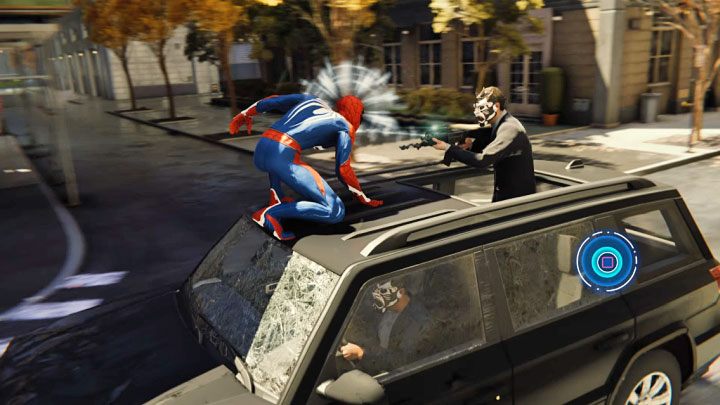 Musicie przeskakiwać na auta jadące za ciężarówką (Trójkąt na padzie), by eliminować je z pościgu - Marvels Spider-Man: Kurs kolizyjny (Collision Course) - solucja, opis przejścia - Marvels Spider-Man - poradnik do gry