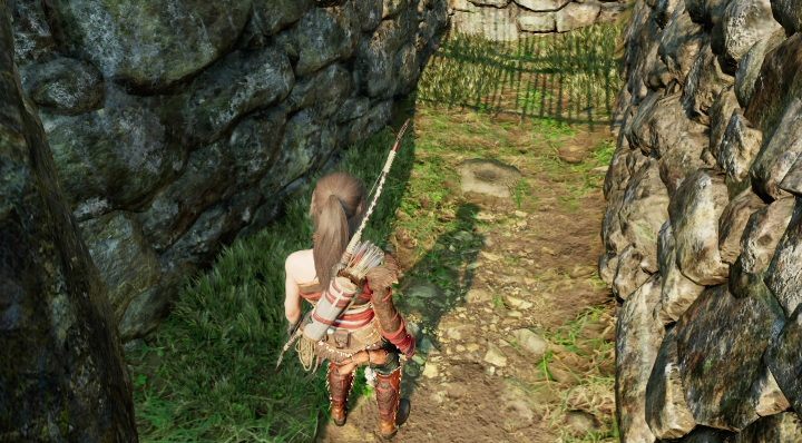 Szesnastą skrytkę (16) znajdziesz w mieście, pomiędzy kamiennymi ścianami - Skrzynie i skrytki surwiwalowe w Ukrytym Mieście | Sekrety w Tomb Raider - Shadow of the Tomb Raider - poradnik do gry