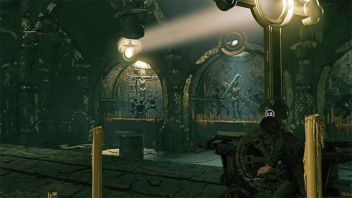 Teraz dotrzyj do pokrętła znajdującego się na prawo od wejścia do sali z krzyżem - Via Crucis - Zbadanie tajnej krypty i odnalezienie srebrnego pudełka - Solucja - Shadow of the Tomb Raider - poradnik do gry