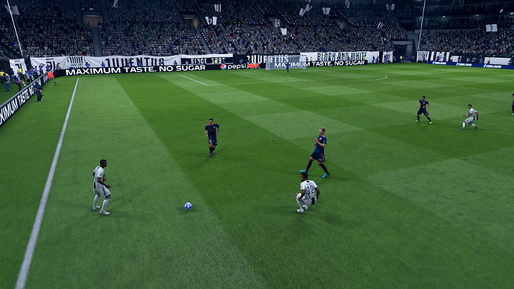 Gra z klepki to nic innego, jak wykonywanie szybkich krótkich podań pomiędzy zawodnikami praktycznie z pierwszego kontaktu z piłką - Podania w FIFA 19 - FIFA 19 - poradnik do gry