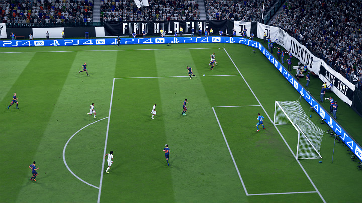 Klasyczne dośrodkowanie górą jest często najprostszym i najskuteczniejszym sposobem dogrania piłki w pole karne - Dośrodkowania w FIFA 19 - FIFA 19 - poradnik do gry