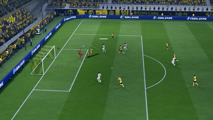 Podcięcie piłki jest zagraniem, które przynosi zamierzony skutek w przypadku, gdy bramkarz drużyny przeciwnej znajduje się w znacznej odległości od linii bramkowej - Strzelanie goli, atak w FIFA 19 - FIFA 19 - poradnik do gry