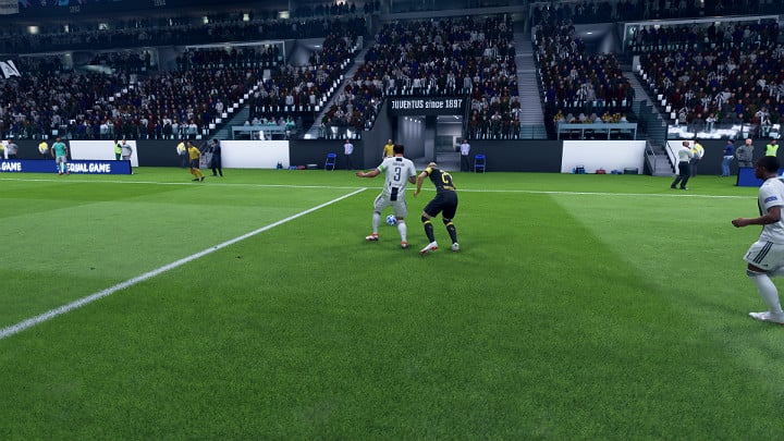 Wyprzedanie atakujących zawodników to jeden z głównych sposób na powstrzymanie ataku rywali i polega na pojedynkach bark w bark przy próbie odbioru piłki - Zaawansowana obrona w FIFA 19 - FIFA 19 - poradnik do gry