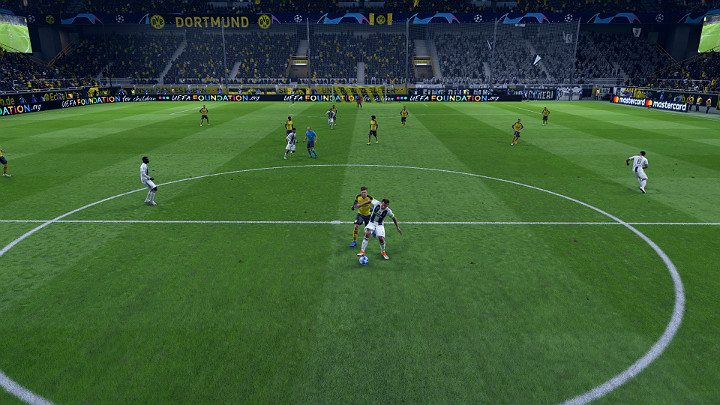 Zasłanianie piłki własnym ciałem to technika, która pozwala utrzymać futbolówkę w grze aż do momentu otrzymania wsparcia ze strony drużyny - Zaawansowana obrona w FIFA 19 - FIFA 19 - poradnik do gry