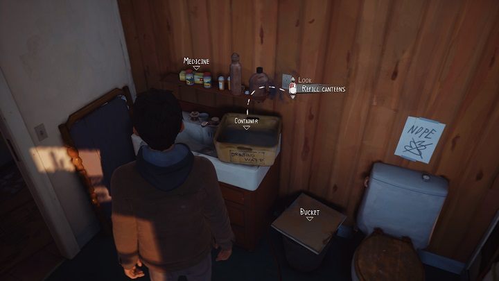 Następnie podchodzimy do plecaka stojącego na stoliku i wybieramy Add canteens - Rozdział 1 - Dom nad rzeką | Solucja Epizodu 2 gry Life is Strange 2 - Life is Strange 2 - poradnik do gry