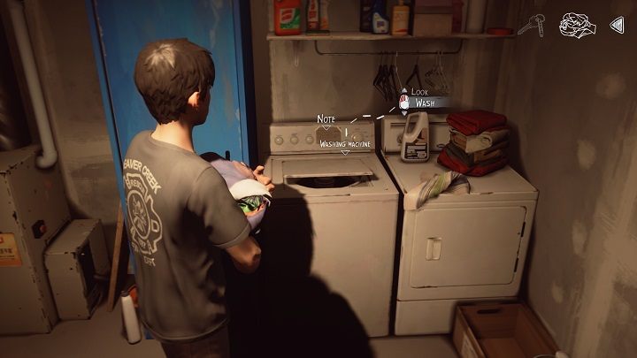Teraz możemy wyjść na zewnątrz drzwiami balkonowymi w pomieszczeniu z telewizorem - Rozdział 2 - Wakacje u babci | Solucja Epizodu 2 gry Life is Strange 2 - Life is Strange 2 - poradnik do gry
