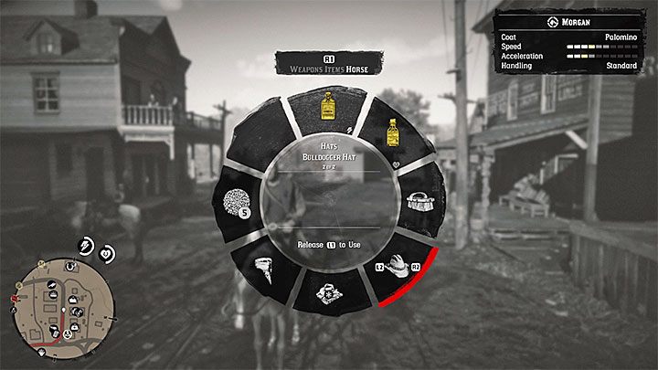 Jeżeli nie chcesz za każdym razem powracać do skrzyni z ubraniami to możesz zautomatyzować proces odzyskiwania kapelusza poprzez trwałe przypisanie nakrycia głowy do inwentarza konia bohatera - Red Dead Redemption 2: Strącony kapelusz - jak odzyskać? - Red Dead Redemption 2 - poradnik do gry