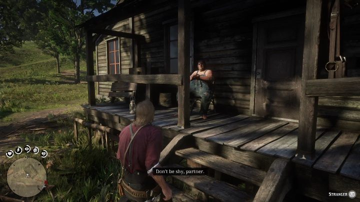 Aby dostać się do skarbu ukrytego w tym gospodarstwie musisz pierw porozmawiać z mężczyzną siedzącym na ganku - Red Dead Redemption 2: Gospodarstwa - lista, mapy, porady - Red Dead Redemption 2 - poradnik do gry