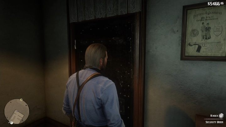 Po wejściu do środka udaj się do drzwi bezpieczeństwa, gdy zapukasz dowiesz się, że niestety nie mogą cię wpuścić - Red Dead Redemption 2: Napady na sklepy - jak obrabować? Lista, lokacje, mapy - Red Dead Redemption 2 - poradnik do gry