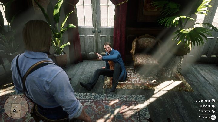 Jeśli pragniesz większej ilości gotówki zagroź mężczyźnie ubranemu na niebiesko - Red Dead Redemption 2: Napady na sklepy - jak obrabować? Lista, lokacje, mapy - Red Dead Redemption 2 - poradnik do gry