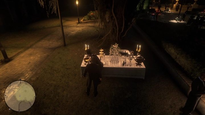 Aby zdobyć złoty medal w tym zadaniu, musisz zaoferować szampana trzem kobietom, skomplementować kobietę z pawim kapeluszem, przyjąć bilet od dwóch mężczyzn, którzy rozmawiają o teatrze (niedaleko fontanny) i klepnąć w plecy jednego z gości, który zadławił się jedzeniem przy bufecie - Red Dead Redemption 2: Złota klatka - Solucja - Red Dead Redemption 2 - poradnik do gry