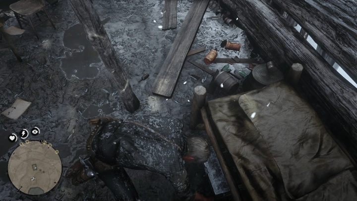 W chatce, po łóżkiem położonym po prawej stronie pomieszczenia, znajduje się skrzynka - Red Dead Redemption 2: Skażony szlak, mapa - The Poisonous Trail Treasure Hunt - Red Dead Redemption 2 - poradnik do gry