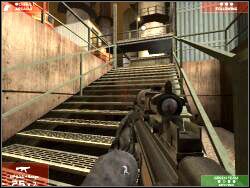 Kolejne problemy zaczną się po dotarciu do schodów - Zadanie 1 - OPIS PRZEJŚCIA - Tom Clancys Rainbow Six 3: Raven Shield - poradnik do gry