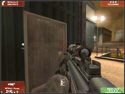 Skieruj się przez widoczne drzwi - Zadanie 1 - OPIS PRZEJŚCIA - Tom Clancys Rainbow Six 3: Raven Shield - poradnik do gry