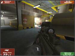 Uważaj, ponieważ przy widocznych na screenie maszynach wpadniesz na dwóch terrorystów - Zadanie 1 - OPIS PRZEJŚCIA - Tom Clancys Rainbow Six 3: Raven Shield - poradnik do gry