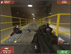 Po wyjściu z pokoju kontrolnego ruszaj po mostku do dalszych pomieszczeń - Zadanie 1 - OPIS PRZEJŚCIA - Tom Clancys Rainbow Six 3: Raven Shield - poradnik do gry