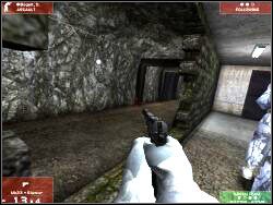 Po ominięciu drzwi (możesz je spokojnie otworzyć, nikogo tu nie ma) dojdziesz do właściwego kompleksu - Zadanie 3 - OPIS PRZEJŚCIA - Tom Clancys Rainbow Six 3: Raven Shield - poradnik do gry