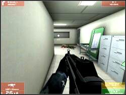Musisz więc BARDZO OSTROŻNIE posuwać się do przodu a po zauważeniu wroga OD RAZU strzelać - Zadanie 4 - OPIS PRZEJŚCIA - Tom Clancys Rainbow Six 3: Raven Shield - poradnik do gry