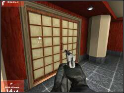 Kolejne pary drzwi zaprowadzają Cię do dalszych pomieszczeń - Zadanie 9 - OPIS PRZEJŚCIA - Tom Clancys Rainbow Six 3: Raven Shield - poradnik do gry