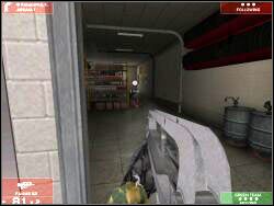 Screen prezentuje jedno z cięższych miejsc jakie należy oczyścić w trakcie rozgrywania tego etapu - Zadanie 14 - OPIS PRZEJŚCIA - Tom Clancys Rainbow Six 3: Raven Shield - poradnik do gry