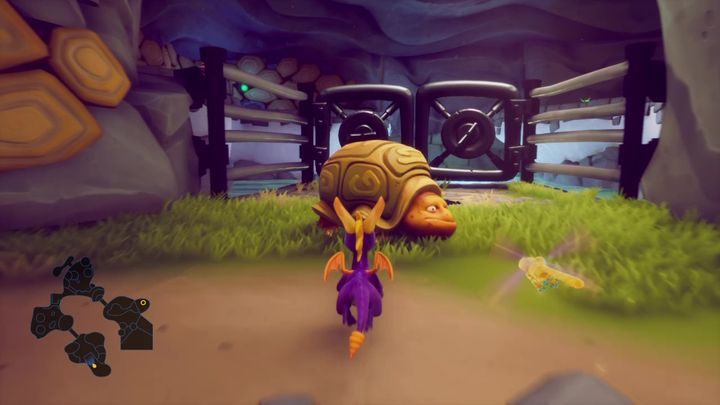 Zioń ogniem z żółwia stojącego nieopodal, przesunie się on na płytę naciskową, która otworzy bramę - Słoneczne Piaski - Solucja Spyro 2 Riptos Rage! - Spyro Reignited Trilogy - poradnik do gry