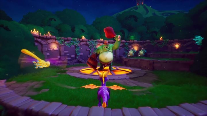 Przy okazji skorzystaj z piedestału, by przelecieć na okoliczną półkę, na której znajdują się trolle - Dolina Nocy - Solucja Spyro the Dragon - Spyro Reignited Trilogy - poradnik do gry