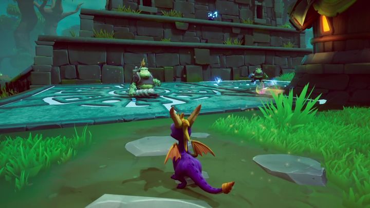 Po przejściu przez obie tego typu płyty, wyjdziesz na polankę, na której znajduje się przejście do poziomu Drewnienia osada - Twórcy Potworów - Solucja Spyro the Dragon - Spyro Reignited Trilogy - poradnik do gry