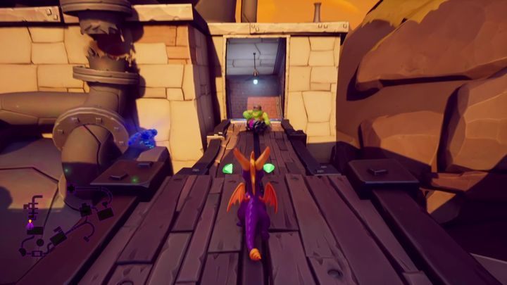 Tam od razu trafisz na trolla z bronią - Pomarańczowa przystań - Solucja Spyro the Dragon - Spyro Reignited Trilogy - poradnik do gry