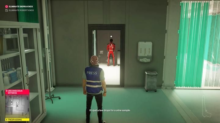 Przekręć kurek w kranie, by pomóc kierowcy oddać próbkę moczu - Zabójstwo Sierry Knox w misji Linia Mety (Miami) w Hitman 2 - Hitman 2 - poradnik do gry