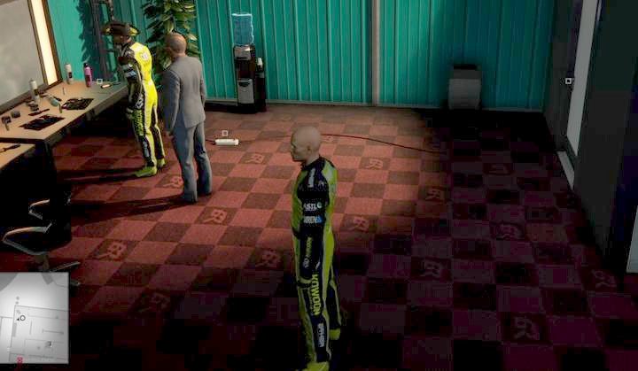 Pilnuj Mosesa podczas jego rozmowy z menedżerem, potem zajmij się unieszkodliwieniem go - Jak zdobyć przebranie Mosesa Lee w misji Linia Mety (Miami) | Hitman 2 - Hitman 2 - poradnik do gry