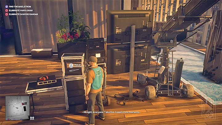 Ze scenariuszem powróć na plan filmowy na poziomie 4 i przekaż go reżyserowi (kobieta ze słuchawkami i różową czapką z daszkiem) - Zadania fabularne w misji Pościg za zjawą | Hitman 2 - Hitman 2 - poradnik do gry