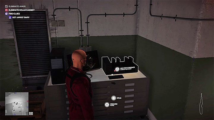 Drugie miejsce gdzie można sabotować monitoring to piwnica posiadłości Janusa - Gdzie sabotować monitoring w Zatoczce Whittleton? | Hitman 2 - Hitman 2 - poradnik do gry