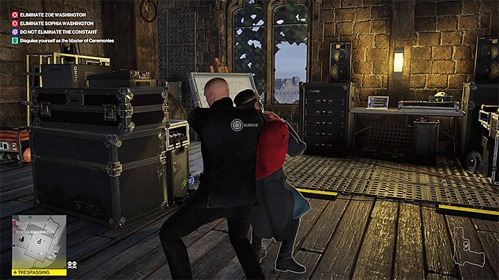 W pomieszczeniu oprócz mistrza ceremonii przebywają dwie inne osoby - Misje fabularne w misji Stowarzyszenie Arki | Hitman 2 - Hitman 2 - poradnik do gry