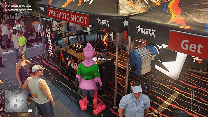 Zbadaj stoliki w ogólnodostępnej części padoku, a konkretnie obok wejścia na teren imprezy gdzie przeszukiwani są wchodzący goście - Hitman 2: Miami - wszystkie trofea, lista - Hitman 2 - poradnik do gry