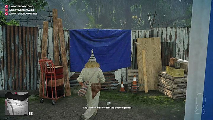 Skieruj się w prawo i odszukaj pokazane na obrazku miejsce gdzie można przeskoczyć przez ogrodzenie - Hitman 2: Santa Fortuna - wszystkie trofea, lista - Hitman 2 - poradnik do gry